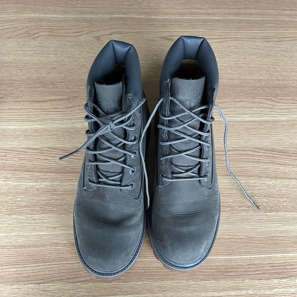 Size 4 Timberline shoes